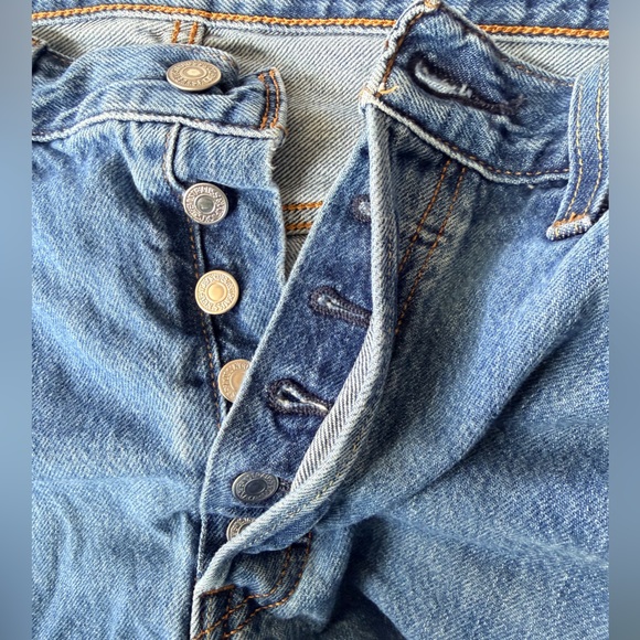 LEVI'S 501 CUTOFF DISTRESSED DENIM 100% COTTON SHORTS, WOMEN’S SIZE 31 5” INSEAM - Picture 6 of 12